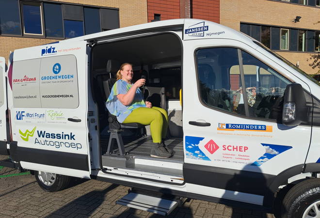 RIBW rijdt elektrische rolstoelbus dankzij sponsors