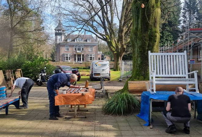 Tuinbanken te koop én nieuwe deelnemers welkom bij RIBW Tuinclub