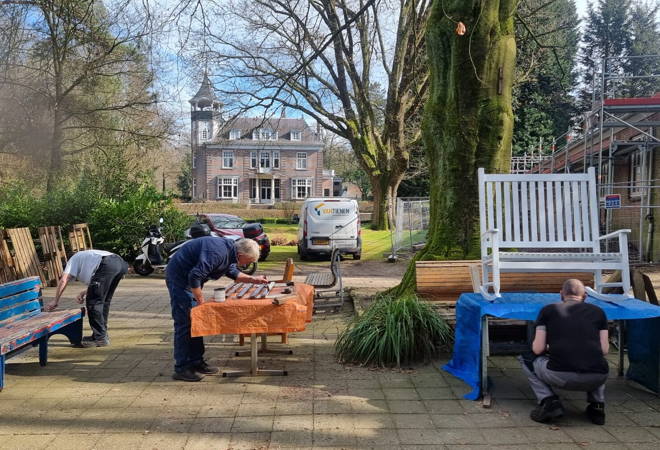 Nieuwe tuinbanken te koop bij RIBW Tuinclub!