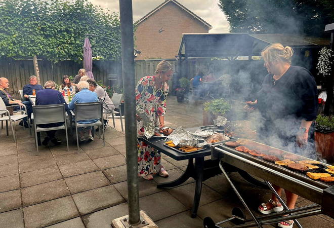 Succesvolle BBQ met bewoners en personeel van de Stationsstraat